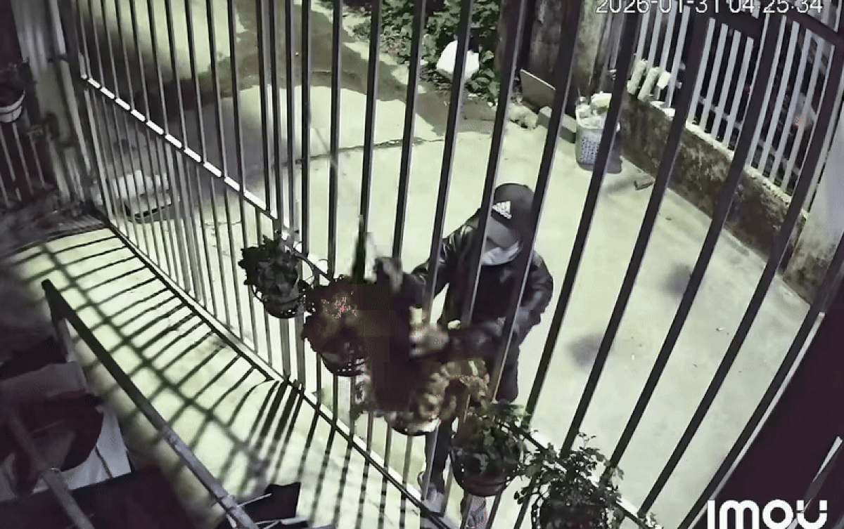 Qua camera, cô gái run sợ khi thấy hành động xấu xí của người đàn ông. Ảnh cắt từ clip/Nguồn: Min Min