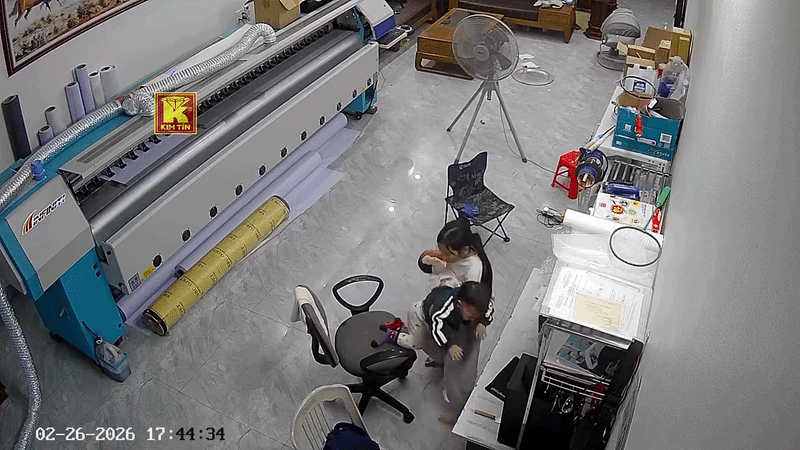 Một tay bế em nhỏ, một tay đỡ em trai suýt bị ngã, hành động của bé gái nhận về nhiều lời khen ngợi. Ảnh cắt từ clip