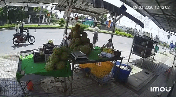 Người phụ nữ chủ cửa hàng dũng cảm đối mặt với 2 tên trộm, yêu cầu trả lại 2 quả sầu riêng. Ảnh cắt từ clip
