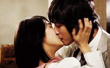 Những khoảnh khắc lãng mạn từng khiến nữ diễn viên ngại ngùng