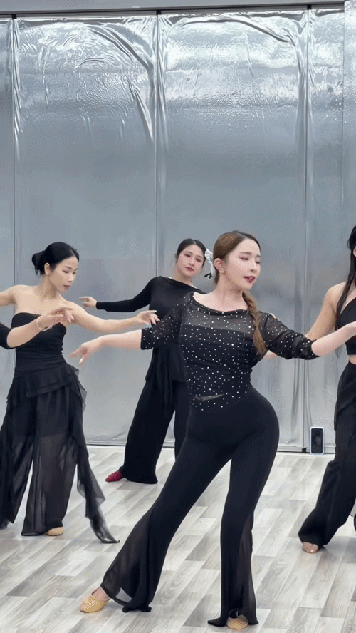 Quỳnh Nga thực hiện thuần thúc các động tác múa.&nbsp;