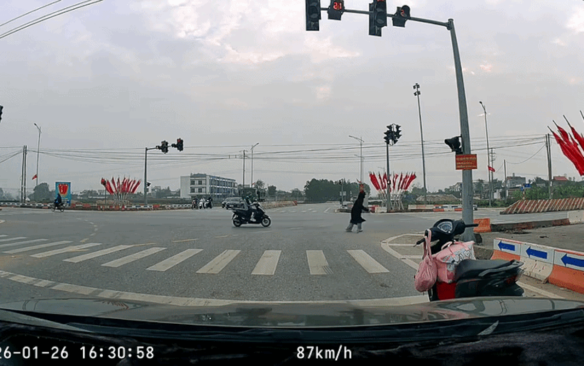 Sau khi vứt hết các chướng ngại vật có thể gây nguy hiểm cho các phương tiện, người phụ nữ nhanh chóng trở lại xe máy để tiếp tục di chuyển, không gây cản trở giao thông. Ảnh cắt từ clip