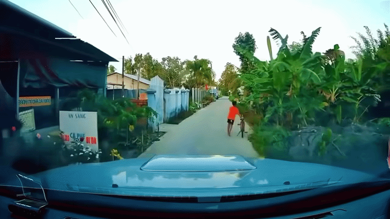 Hành động của bé trai khiến tài xế ấn tượng vô cùng. Ảnh cắt từ clip