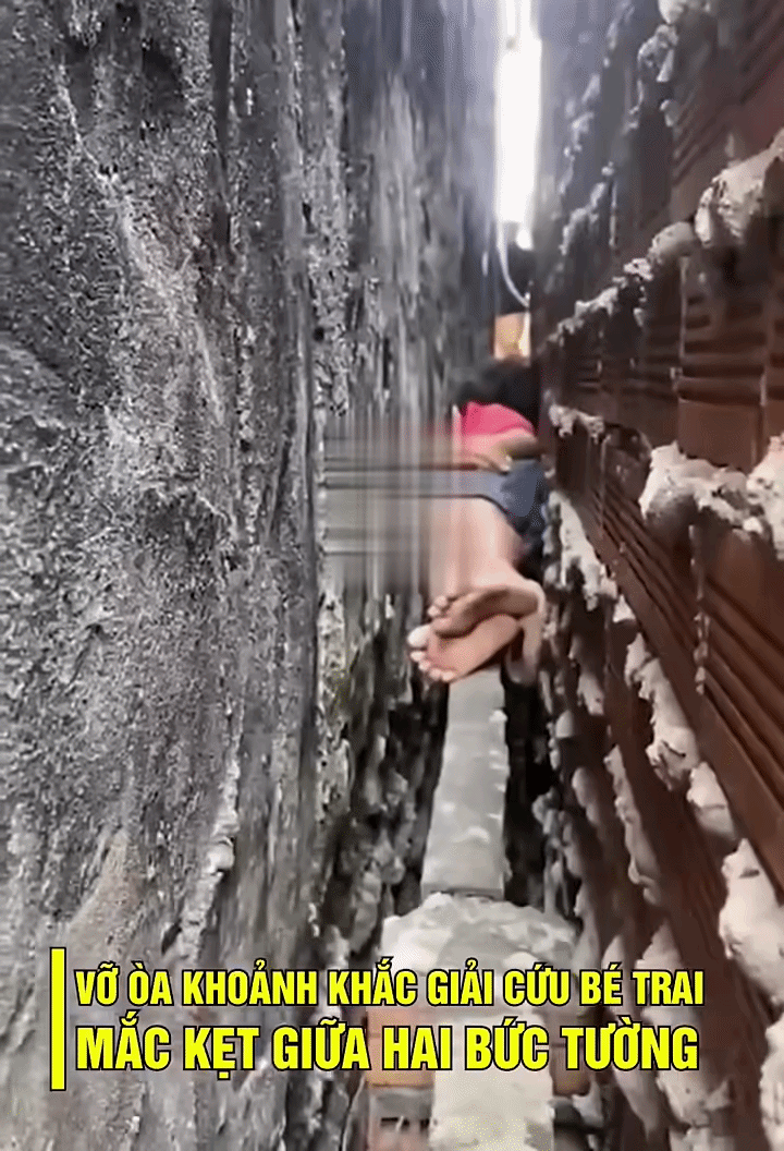 Thời điểm bé trai bị mắc kẹt.