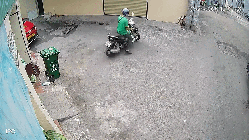 Nam shipper sau khi hoàn thành nhiệm vụ đã rời đi.&nbsp;