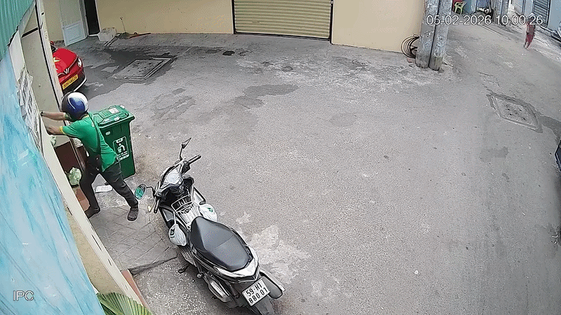 Nam shipper giao hàng đến và treo trước cửa nhà.