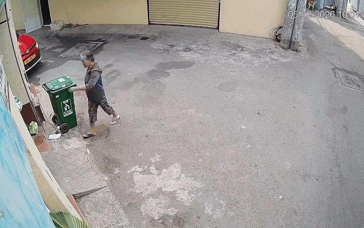 Đáng nói, chủ nhà chưa kịp lấy túi đồ thì một phụ nữ khác đã nhanh tay lấy mất.