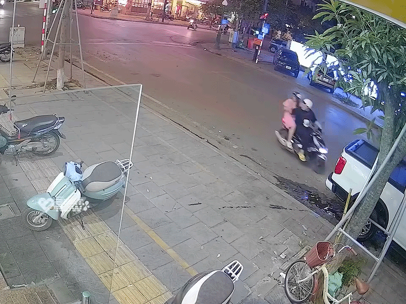 Đôi nam nữ đâm sầm vào đuôi ô tô, xem camera mới thấy diễn biến 'khó coi' trước đó Ảnh 1