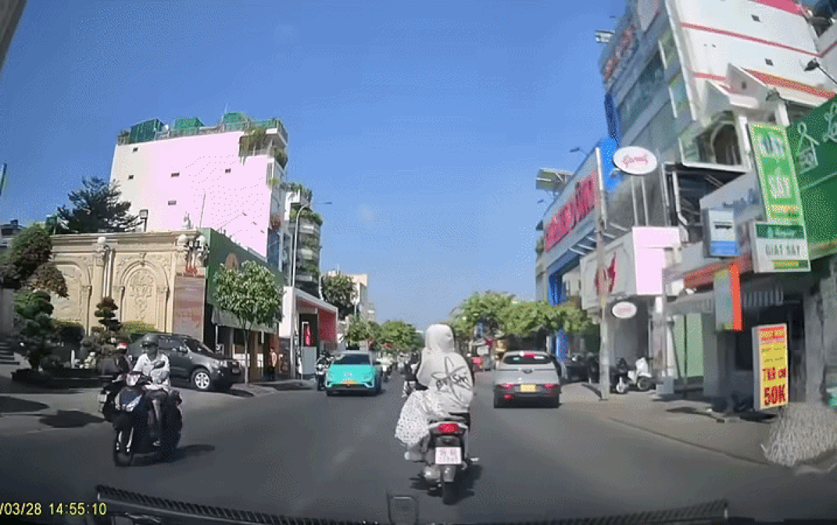 Sự cố mà đôi nam nữ gặp phải gây chú ý trên mạng xã hội. Ảnh cắt từ clip