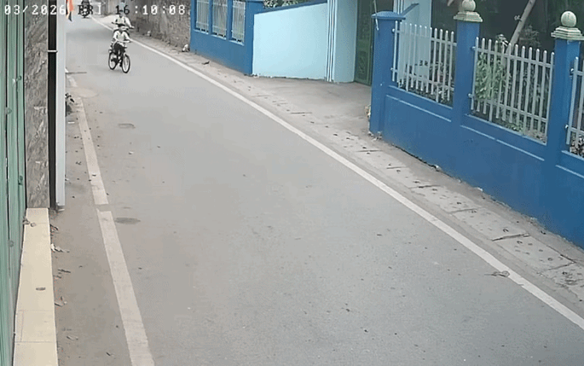Tình huống giao thông giữa 2 em học sinh khiến dân mạng thót tim.