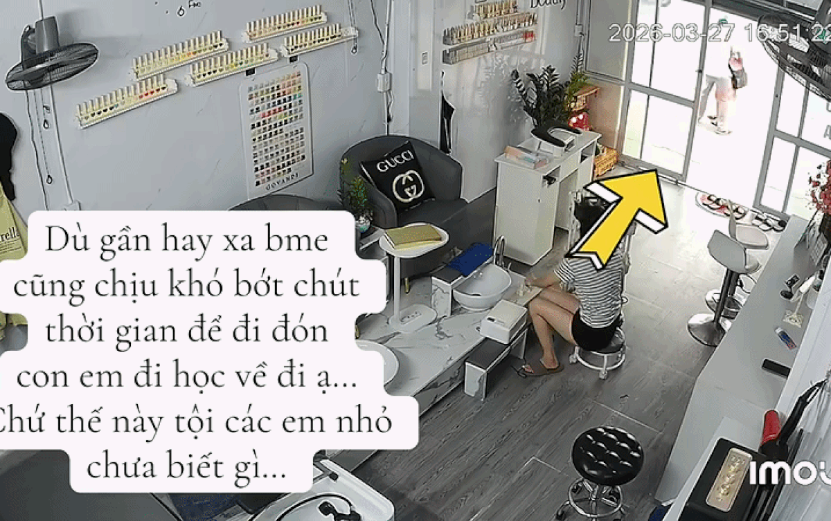 Gã đàn ông có hành động khiếm nhã với bé gái đang trên đường đi học về. Khoảnh khắc này được camera an ninh trong tiệm làm đẹp ghi lại. Ảnh cắt từ clip/nguồn video: Page Hóng Đường Phố