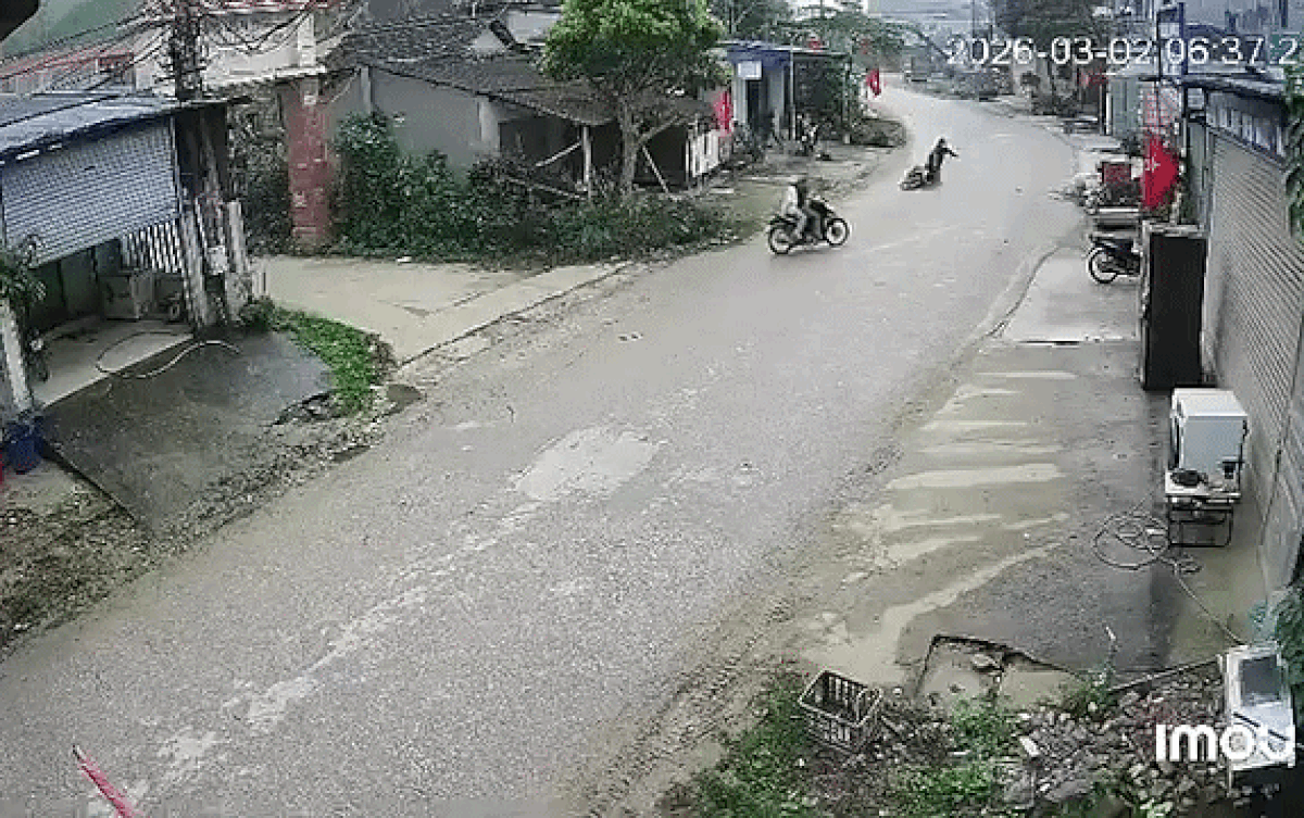 Phát hiện người phụ nữ lao ra gấp từ con hẻm, thanh niên phải vội phanh gấp xe máy để tránh tai nạn. Do đó, xe của anh đã gặp nạn khiến anh ngã văng xuống đường. Ảnh cắt từ clip