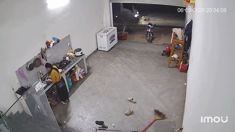 Con trai bất ngờ gặp nạn trước nhà, bố mẹ xem lại camera mà vẫn chưa 'hoàn hồn' Ảnh 1