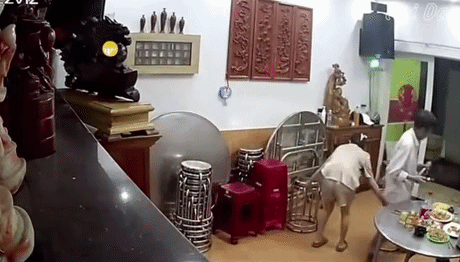 Cùng lúc cô gái kéo ghế ra, bố lại ngồi xuống, vậy là bố không may bị ngã bất ngờ. Ảnh cắt từ clip