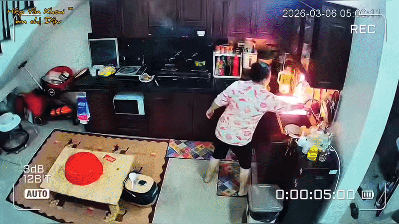 Chảo dầu bốc cháy khi đang nấu ăn, người phụ nữ xử lý khiến dân tình tranh cãi Ảnh 1