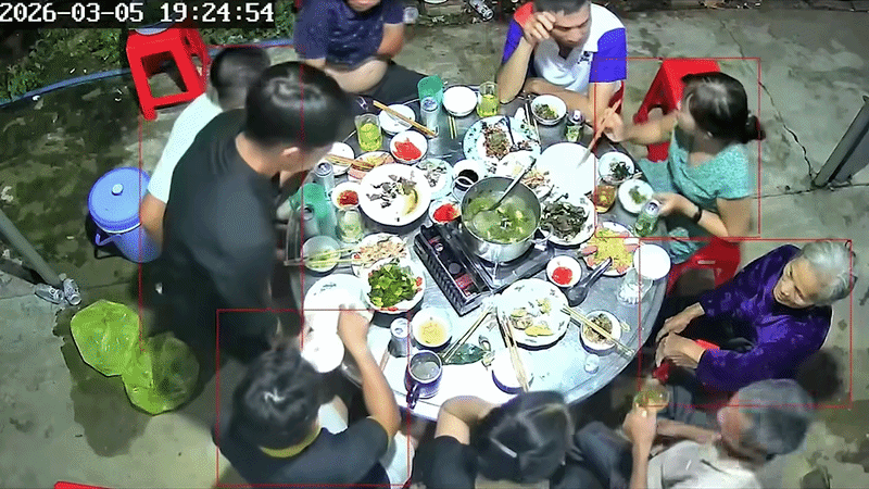 Bị anh chàng ngồi cạnh kéo ghế ra mà quên đẩy ghế vào, thanh niên vừa chúc bia xong, khi ngồi xuống liền ngã kềnh xuống đất. Ảnh cắt từ clip