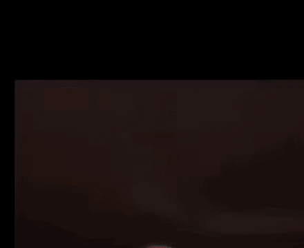 Người đàn ông áo trăng bị giật túi xách.