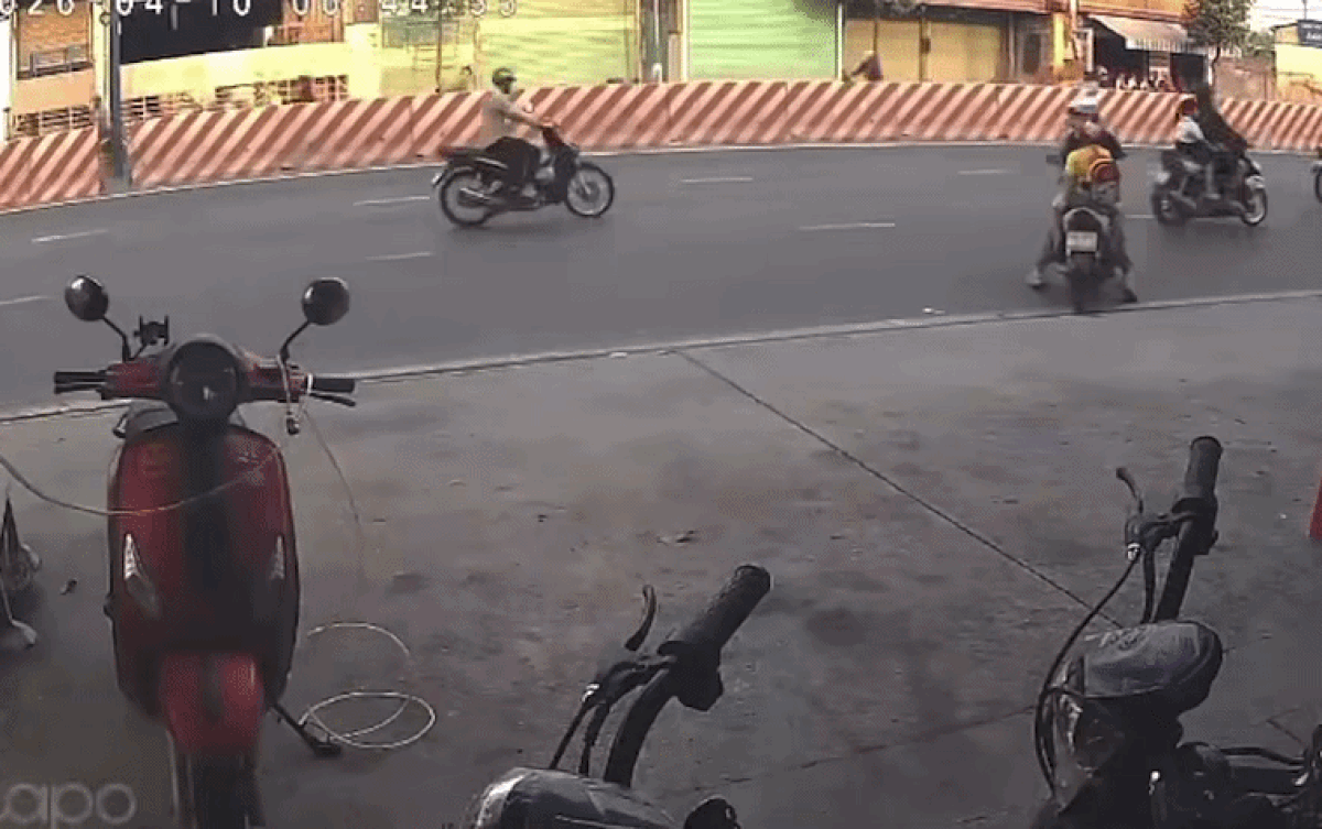 Hành động thiếu hiểu biết của người mẹ trong lúc chở con nhỏ đi học gây bức xúc. Ảnh cắt từ clip