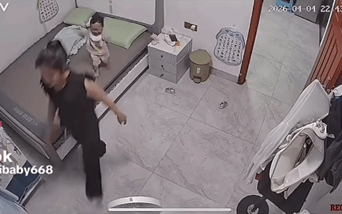 Tai nạn mà em bé nhỏ gặp phải khiến nhiều người xót xa. Ảnh cắt từ clip