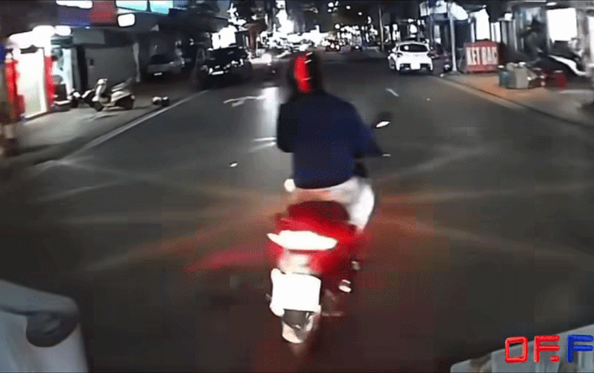 Người phụ nữ đi xe máy bất ngờ chặn đầu xe ô tô. Ảnh cắt từ clip