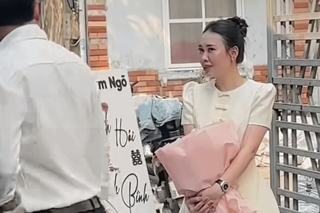 Phút chót, chàng trai đã kịp nhớ đến cô gái của mình và quay lại đón cô vào nhà. Ảnh cắt từ clip