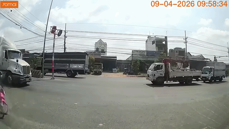 Người đàn ông áo trắng lao ra từ con hẻm quá ẩu khiến 2 thanh niên đi xe máy suýt gặp tai nạn nghiêm trọng. Ảnh cắt từ clip