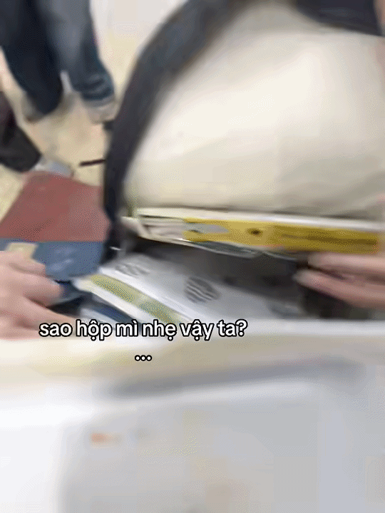 Số mì trộn đã rơi khỏi hộp từ lúc nào không hay, nữ sinh sau khi kiểm tra liền thấy cảnh 'dở khóc dở cười'.