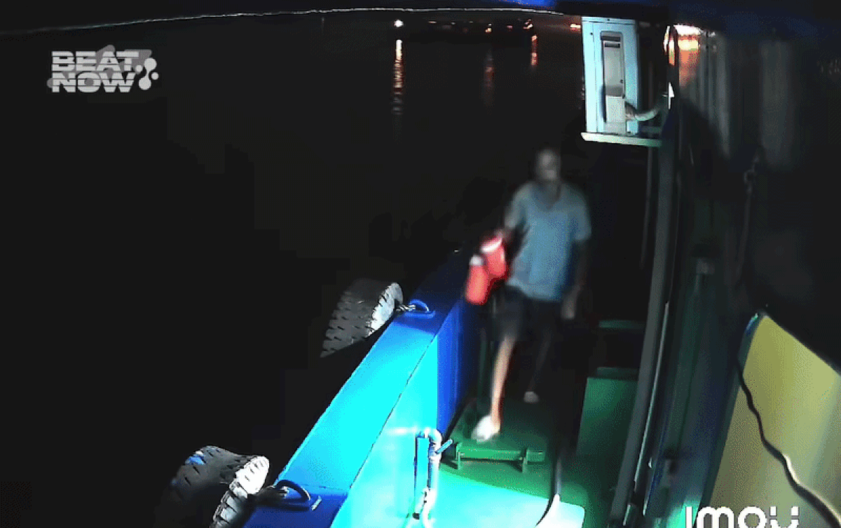 Người chồng vừa ngó vào khoang liền được phen giật bắn người. Nguồn: Trúc Xuyên/Beat Now