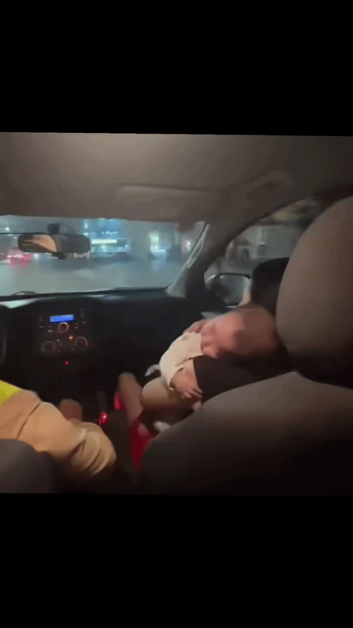 Mẹ ôm con 7 tháng tuổi chạy trong đêm cầu cứu, CSGT lao đi giành lại sự sống trong tích tắc Ảnh 2