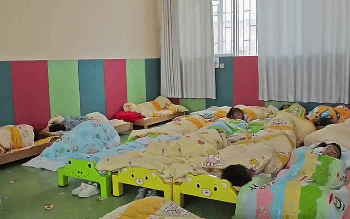 Cả lớp ngủ trưa, một bé mầm non có hành động khiến giáo viên phải lập tức quay lại clip Ảnh 1