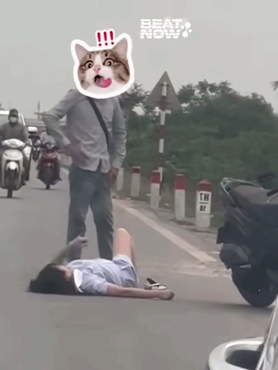 Cô gái nắm giữa đường, bạn trai đứng cạnh đầy chán nản. Khoảnh khắc này khiến dân tình lập tức bàn luận rôm rả. Ảnh cắt từ clip