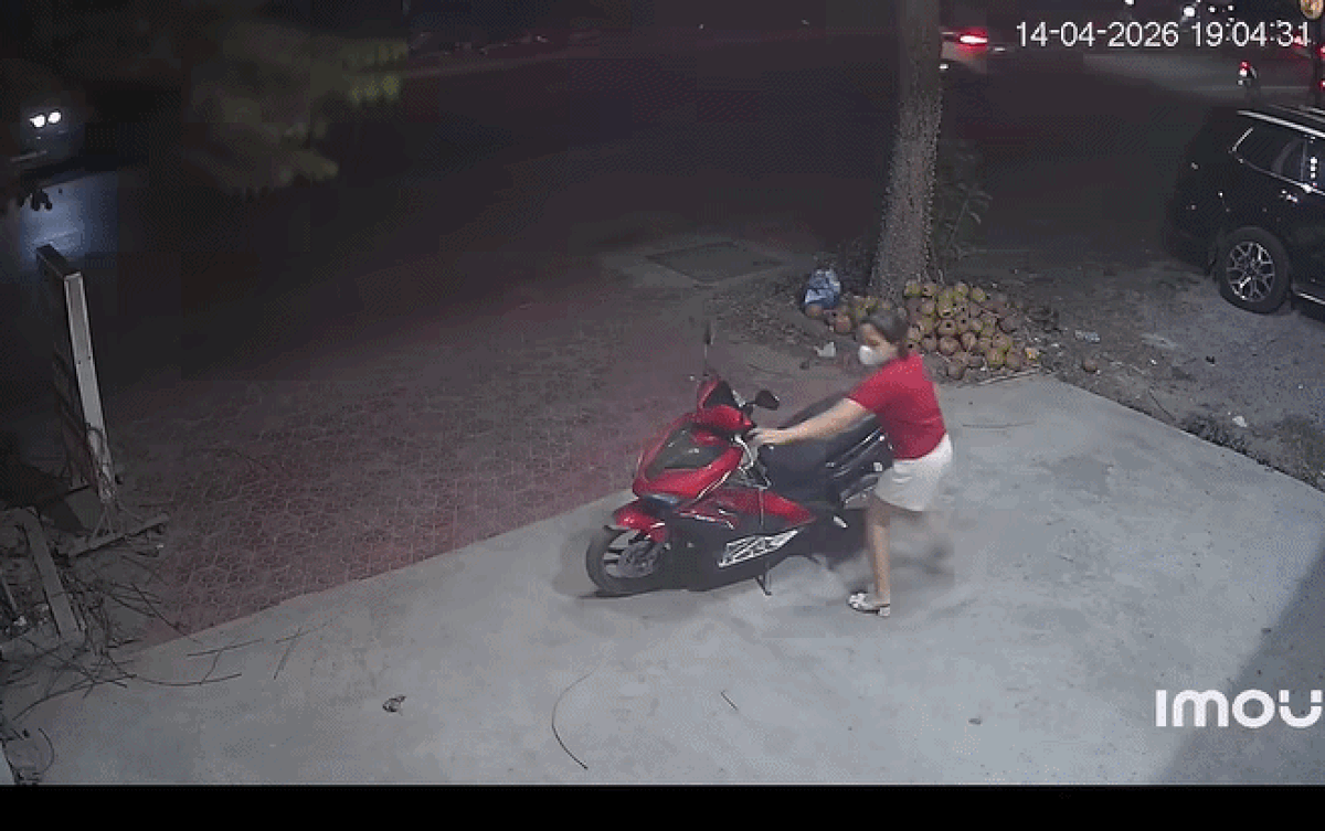 Cô gái giật nảy mình trước cửa nhà, camera ghi lại lý do khiến ai cũng sợ hãi Ảnh 1