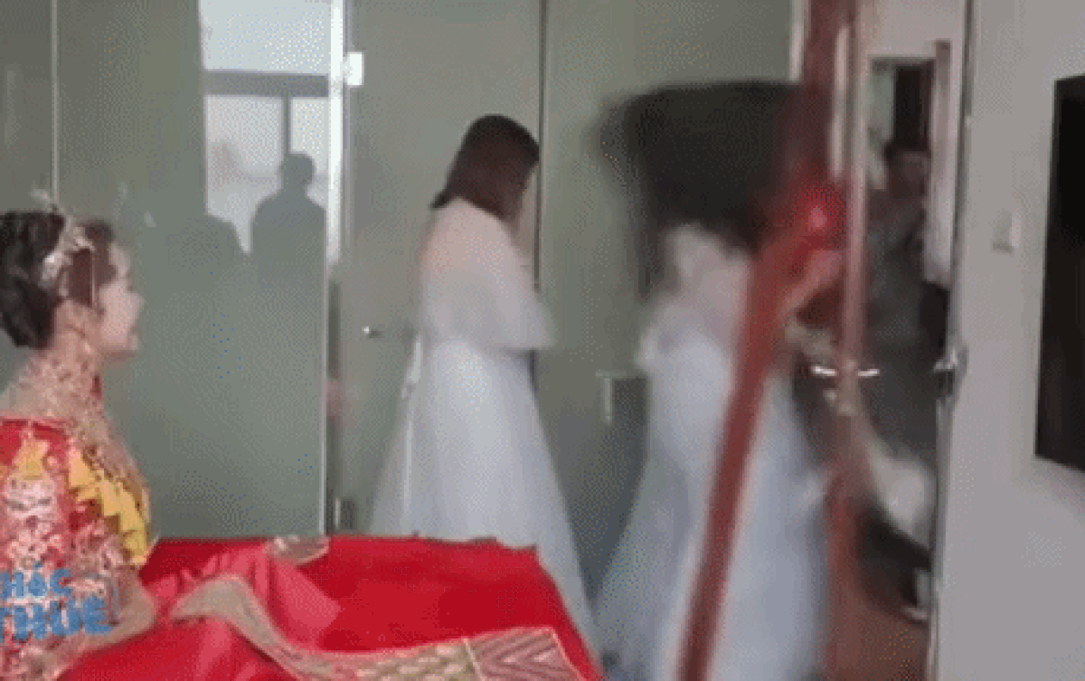 Bạn chú rể đạp cửa phòng cô dâu, một dâu phụ ngã nhào sau cú đạp này. Ảnh cắt từ clip