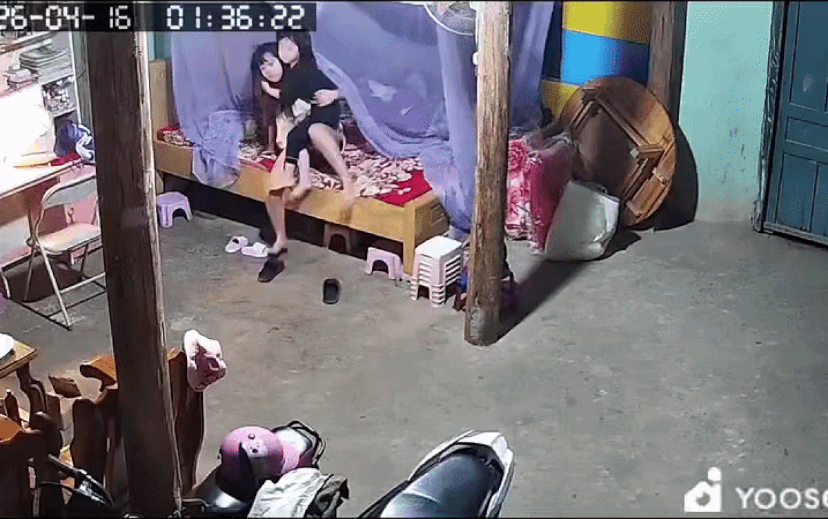 Vừa chớm biết dấu hiệu của mưa đá, bé gái liền bế em chạy đến nơi an toàn. Ảnh cắt từ clip