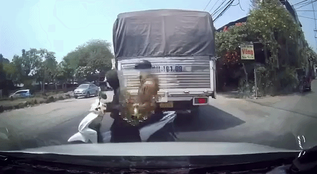 2 cô gái gặp tai nạn do sự bất cẩn của bản thân.