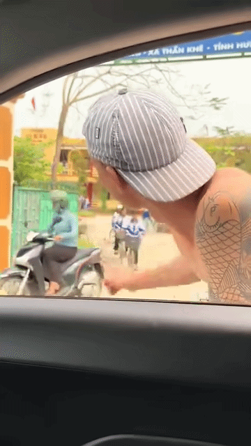 Nam thanh niên xăm trổ nhắc nhở tài xế: Đây là trường học, nên chạy xe chậm thôi.