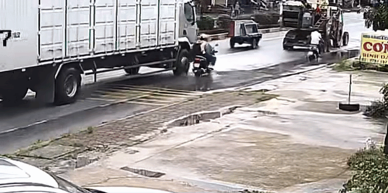 2 cô gái đi xe máv vừa né vũng nước liền gặp tai nạn. Ảnh cắt từ clip