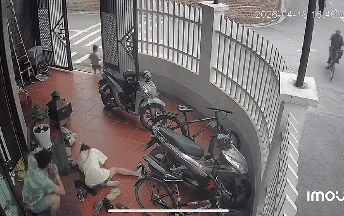 Dù thấy vợ ngã đau đớn, chồng vẫn phải ngó lơ để chạy ra kéo cậu con trai nhỏ vào nhà. Ảnh cắt từ clip