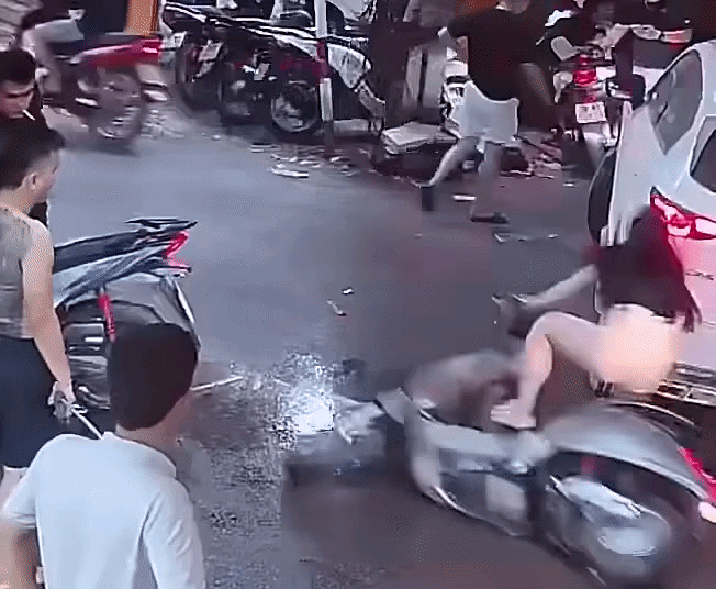 Cô gái ngã xe máy, phản ứng của nhóm thanh niên 'gây sốt' mạng xã hội Ảnh 1