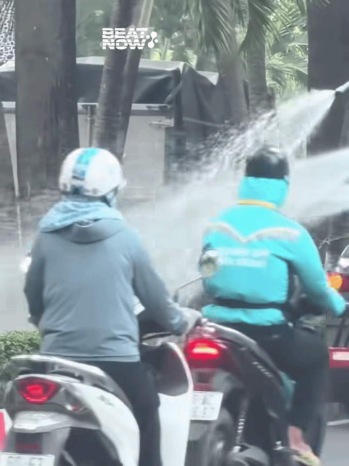 Ngủ trưa quá say, người đàn ông không hay biết việc nam nhân viên môi trường đang đi tưới cây. Ảnh cắt từ clip