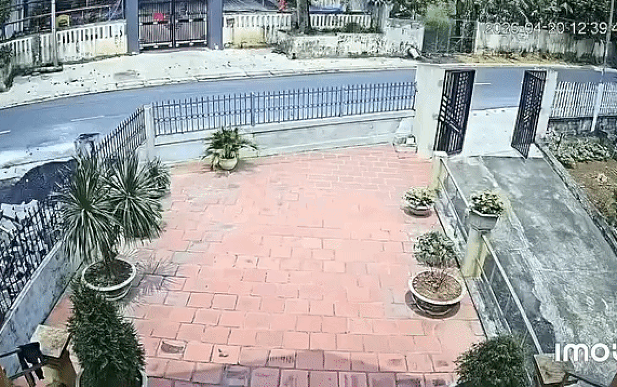 Qua camera, chủ nhà đã phát hiện ra tình huống giao thông nguy hiểm của 2 thiếu niên. Ảnh cắt từ clip