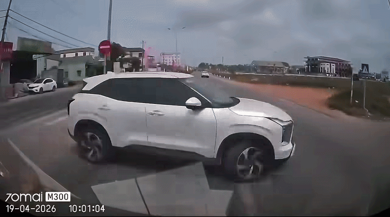 Xe con màu trắng sang đường thiếu quan sát liền gặp sự cố. Ảnh cắt từ clip/Nguồn: Page Hóng Đường Phố