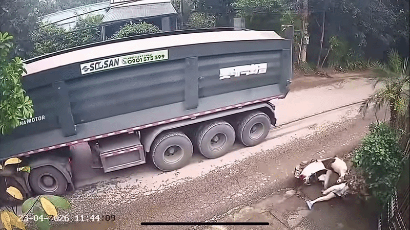 Thấy xe container đi tới gần mình, cô gái hoảng loạn và ngã xuống đường. Ảnh cắt từ clip