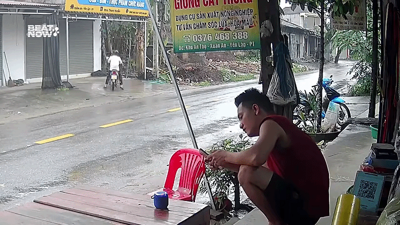 Người đàn ông điều khiển xe máy và sự cố bất ngờ diễn ra.&nbsp;