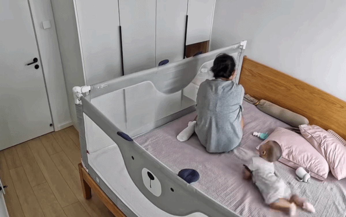 Người mẹ bật khóc nức nở để giải toả bao nhiêu mệt mỏi, muộn phiền. Đứa trẻ lập tức nhận ra mẹ đang không vui nên em bé đã có hành động an ủi mẹ khiến bao người tan chảy.