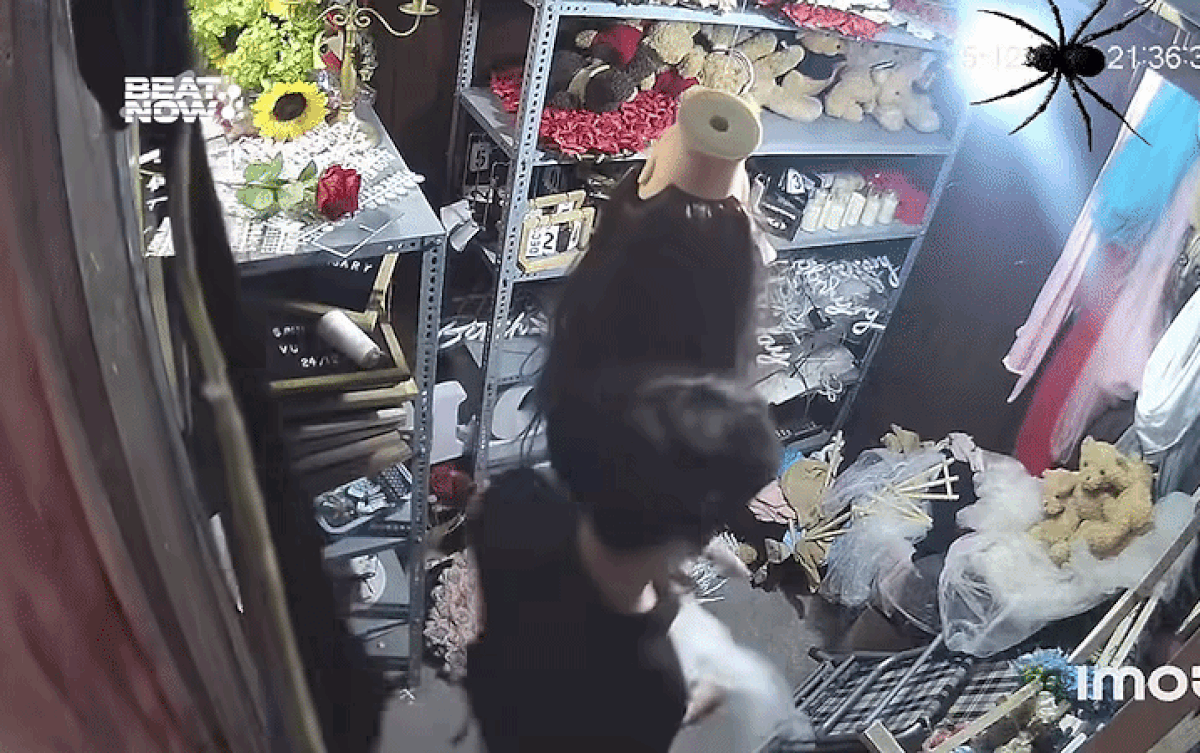 Nam nhân viên núp ở trong tủ đồ, khi thấy chủ tiệm đi lại gần, anh chàng liền nhảy ra hù doạ. Ảnh cắt từ clip/Nguồn: Beat Now