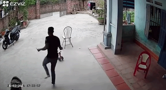 Thanh niên sợ hãi, bỏ chạy khỏi nhà. Ảnh cắt từ clip