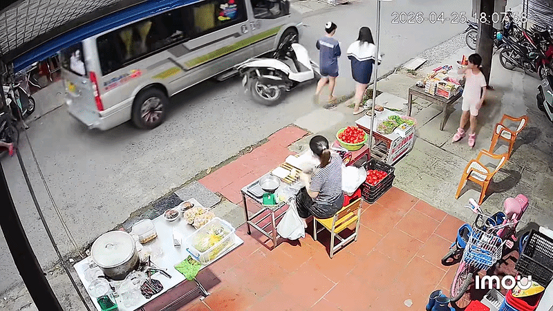 Xe máy bị ô tô chèn trúng nhưng nhờ camera an ninh mà tài xế được 'rửa oan' Ảnh 1