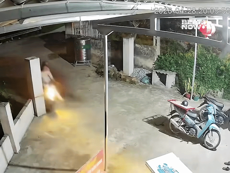 2 thiếu nữ lái xe đạp điện, vừa ôm cua liền gặp sự cố khiến nhiều người 'đứng tim' Ảnh 1