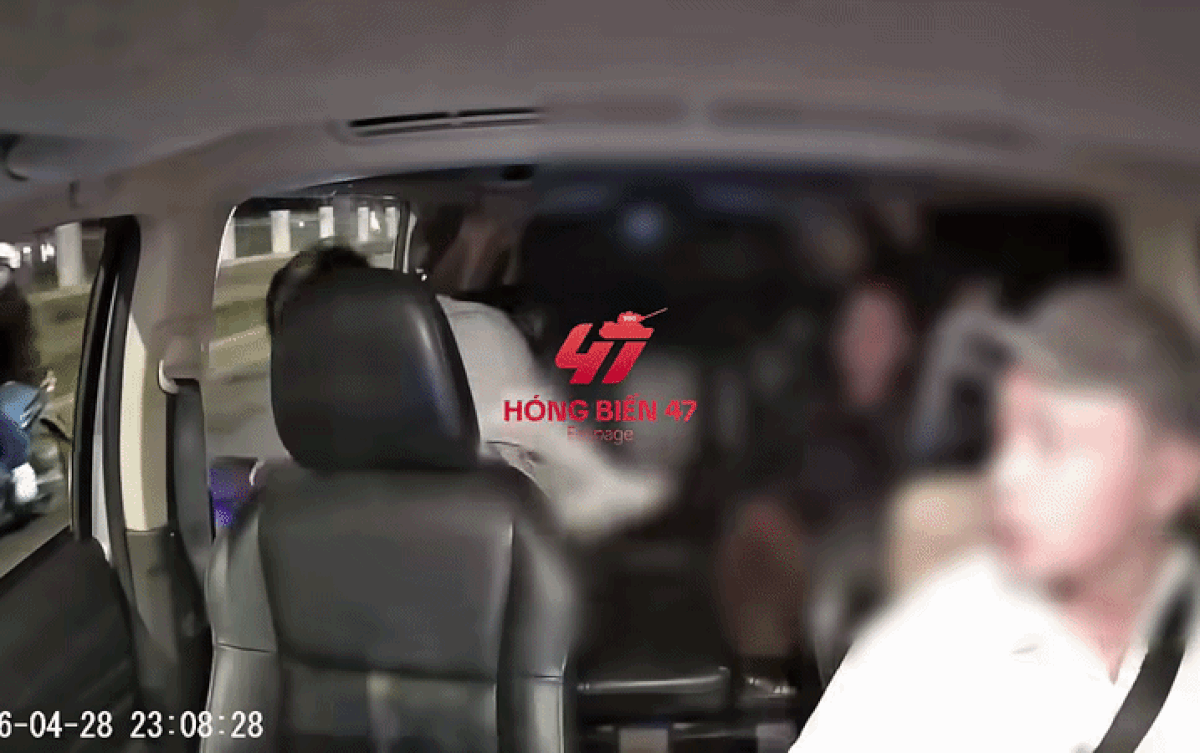 Thanh niên bất ngờ nhảy xuống ô tô khi xe đang di chuyển khiến nhiều người ngỡ ngàng.